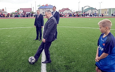 Пусть загораются яркие спортивные звезды. Новый стадион открыли в Ельске