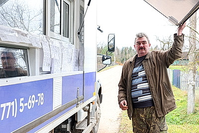 \"Продуктов вдоволь, заказы - в тетрадке\". Как автолавка делает жизнь на селе более комфортной