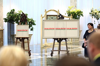 \"Сінявокая, чыстая, прыгожая\". Экскурсанты Дворца Независимости признались в любви к Беларуси