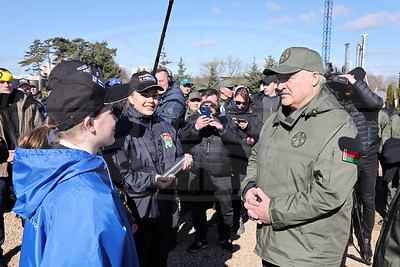 Лукашенко во время субботника высадил деревья в парке Народного единства