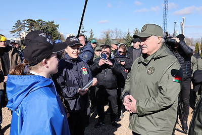 Лукашенко во время субботника высадил деревья в парке Народного единства