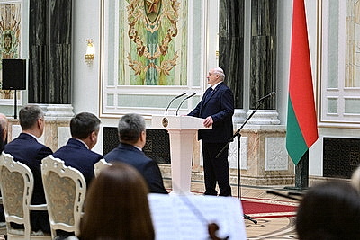 Лукашенко вручил награды заслуженным аграриям Беларуси