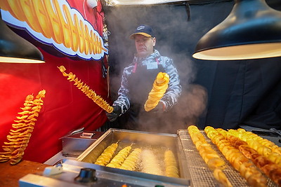 От ледового катка до подарков ручной работы. Чем удивляет рождественская ярмарка в Витебске