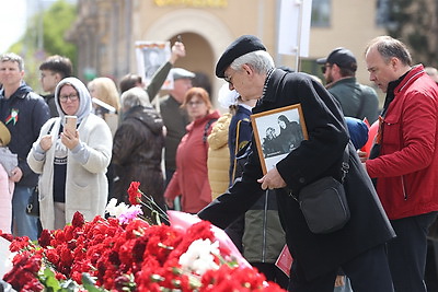 Память живет в сердцах! Народное возложение проходит на Площади Победы