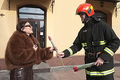 Тюльпаны, музыка и теплые пожелания. Спасатели Гродненской области поздравили женщин с праздником