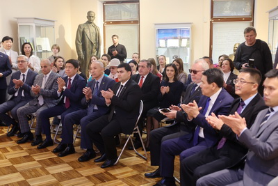 Знакомство с культурой Казахстана. Выставка к 180-летию со дня рождения Абая Кунанбаева открылась в Минске
