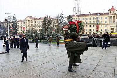 Спикер Сената Республики Кения возложил цветы к монументу Победы в Минске