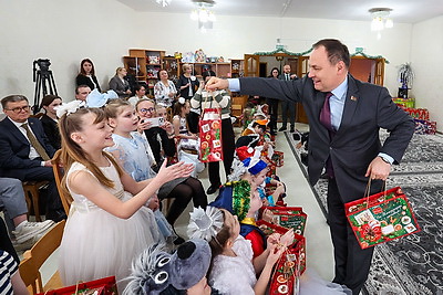 Акция \"Наши дети\". С новогодними праздниками поздравили ребят витебского детского дома