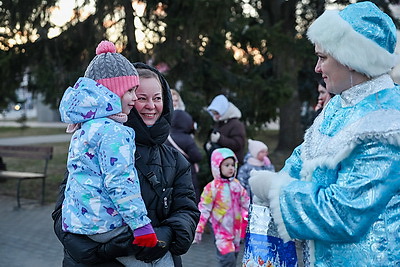 В Минске прошло шествие Дедов Морозов и Снегурочек