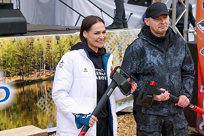 Невероятная атмосфера. Четвертый чемпионат по колке дров среди СМИ проходит в Минском районе