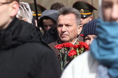 Камень и цветы. У монумента \"Врата памяти\" в Тростенце прошел митинг-реквием