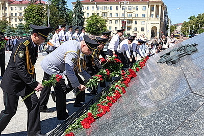 Народное возложение цветов прошло у монумента Победы в Минске