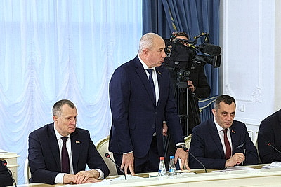 Лукашенко представили два варианта программы пятилетки