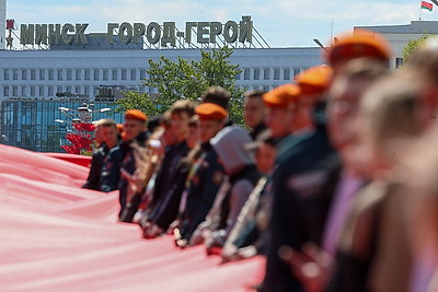 500 м длиной и 9 м шириной. В Минске пронесли самый большой флаг Беларуси