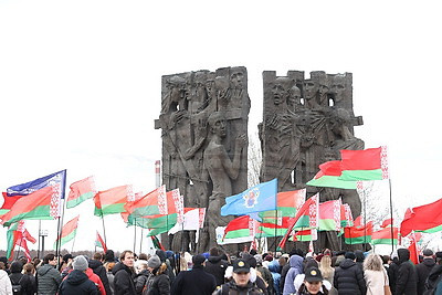 Камень и цветы. У монумента \"Врата памяти\" в Тростенце прошел митинг-реквием