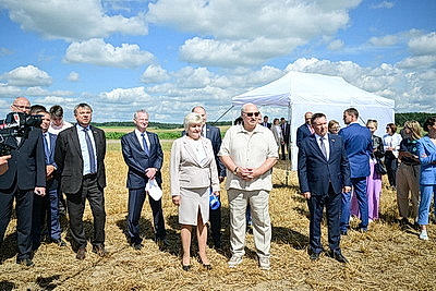 Лукашенко в полях инспектирует ход уборочной кампании