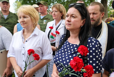 Витебские поисковики впервые передали найденные при раскопках останки бойца РККА его родственникам