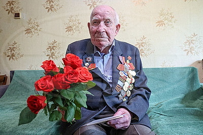 \"После нас вам страну беречь\". В Витебске 101-летний ветеран принимал поздравления с Днем Победы