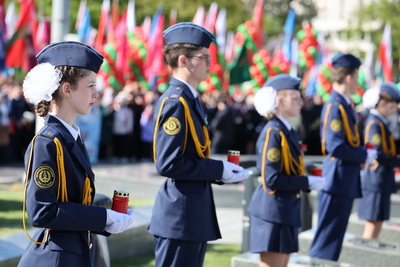 \"Беларусь помнит\": торжественная церемония возложения цветов проходит на площади Победы