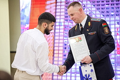 \"Чувствую себя здесь как дома\". В Минске более 20 человек принесли присягу гражданина Беларуси