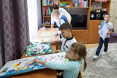 В Минске ребятам из социально-педагогического центра вручили подарки к новому учебному году