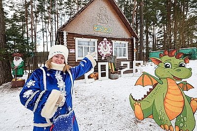 Квесты, игры, подарки. Как дети проводят праздники в резиденции Снегурочки в Городке