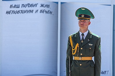 Народное возложение цветов прошло у монумента Победы в Минске