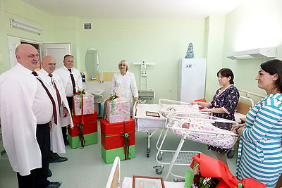 В Витебском областном роддоме поздравили мам первых родившихся в 2025 году детей