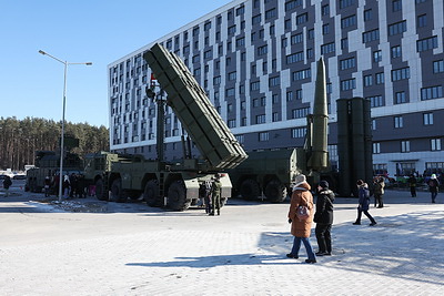 Увидеть военную технику и попробовать солдатскую кашу. Как День защитников Отечества встретили в Минске