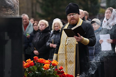 Последний аккорд. Памятник композитору Олегу Елисеенкову открыли на Восточном кладбище в Минске