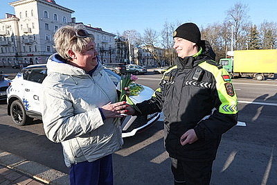 \"Непередаваемые эмоции!\". Сотрудники ГАИ поздравили витебских автоледи