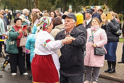 Памятник креветке, выставка караваев и подворий. В Белоозерске проходят \"Дажынкі-2025\"