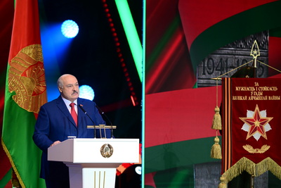 \"Мы не забыли\". Лукашенко на торжественном собрании к 80-летию Победы напомнил о важных уроках истории