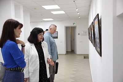 \"Воссоздал портрет сибирской природы\". В Минске открылась выставка живописи Михаила Захарова