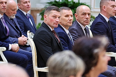 Лукашенко вручил награды заслуженным аграриям Беларуси