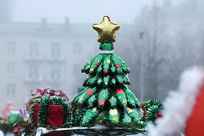 Новогодний автопарад и открытие резиденции Деда Мороза. В Могилеве дали старт праздничным мероприятиям