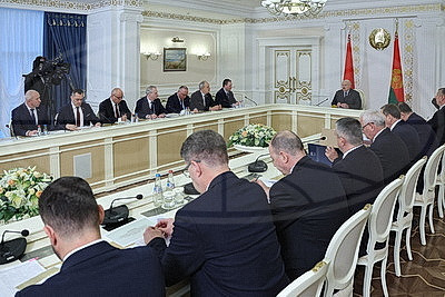 Лукашенко представили два варианта программы пятилетки