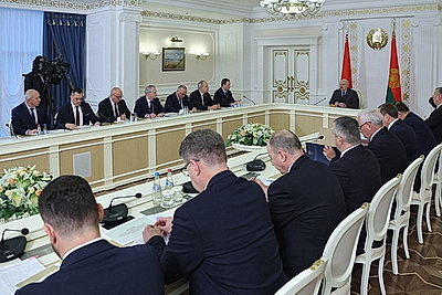 Лукашенко представили два варианта программы пятилетки