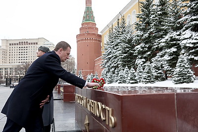 Премьер-министр Беларуси возложил венок к Могиле Неизвестного Солдата в Москве