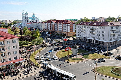 Под мелодию культовой песни. Знамя Победы подняли над драматическим театром в Гродно