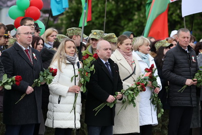 \"Беларусь помнит\": торжественная церемония возложения цветов проходит на площади Победы