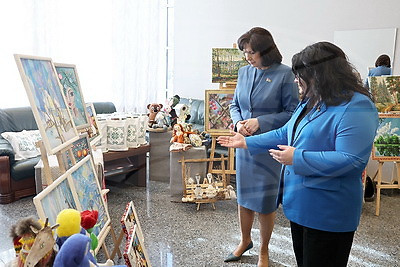 \"Выражают внутренний мир через искусство\". Выставка творчества детей с аутизмом проходит в Совете Республики