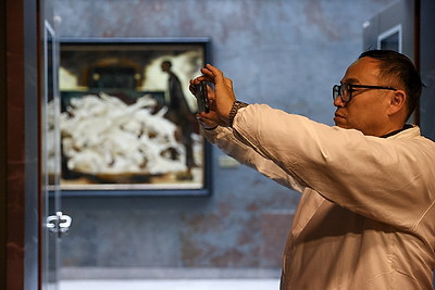 Участники медиатура \"Дорогами Победы\" презентовали Музею истории ВОВ копию уникального плаката