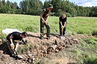 Самолет, награды. Что белорусские и российские поисковики нашли при раскопках в Витебском районе
