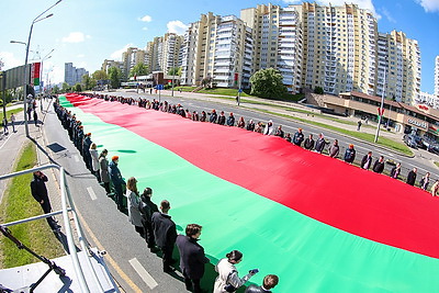 500 м длиной и 9 м шириной. В Минске пронесли самый большой флаг Беларуси