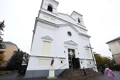 С букетом васильков в руках. Клаудио Гуджеротти возглавил литургию в брестском костеле Воздвижения Святого Креста