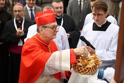 С букетом васильков в руках. Клаудио Гуджеротти возглавил литургию в брестском костеле Воздвижения Святого Креста