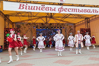 \"Вішнёвая квецень сяброўства\". Гала-концерт ягодного фестиваля прошел в Глубоком