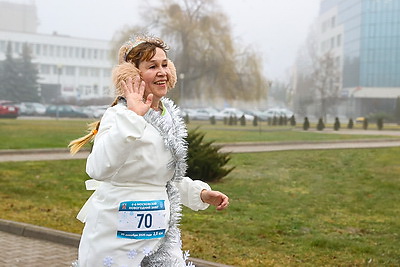 Нарядные, бодрые, счастливые. Более 300 человек вышли на старт Новогоднего забега в Бресте