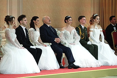 Вальс, кадриль и полонез. Дворец Независимости собрал участников красочного новогоднего бала